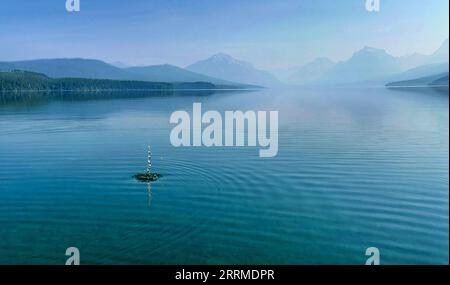 In una giornata di sole, potrai fare un tuffo nella roccia nello splendido lago McDonald nel Glacier National Park by West Glacier in Montana. Foto Stock