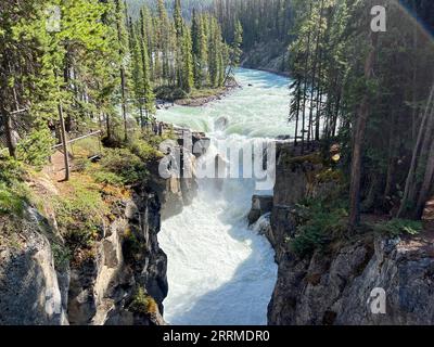 Le cascate Sunwapta lungo l'Ice Fields Parkway nel Jasper National Park in Canada in una splendida giornata. Foto Stock