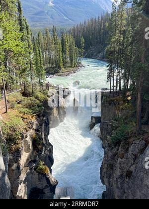 Le cascate Sunwapta lungo l'Ice Fields Parkway nel Jasper National Park in Canada in una splendida giornata. Foto Stock