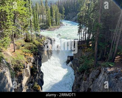 Le cascate Sunwapta lungo l'Ice Fields Parkway nel Jasper National Park in Canada in una splendida giornata. Foto Stock