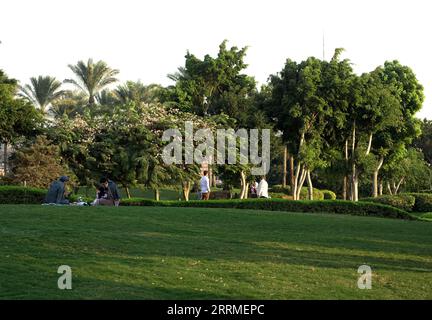 221025 -- CAIRO, 25 ottobre 2022 -- la gente trascorre del tempo al Parco al-Azhar al Cairo, Egitto, il 24 ottobre 2022. EGITTO-CAIRO-SCENARIO AUTUNNALE WangxDongzhen PUBLICATIONxNOTxINxCHN Foto Stock