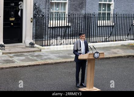 221025 -- LONDRA, 25 ottobre 2022 -- il nuovo primo ministro britannico Rishi Sunak consegna il suo primo discorso alla nazione al di fuori di 10 Downing Street a Londra, Gran Bretagna, 25 ottobre 2022. Rishi Sunak divenne il nuovo primo ministro britannico martedì dopo aver incontrato re Carlo III a Buckingham Palace, dove il monarca gli chiese di formare un governo dopo le dimissioni di Liz Truss. Sunak, ex cancelliere britannico dello scacchiere, ha vinto la corsa alla leadership del partito conservatore al governo lunedì. BRITAIN-LONDON-NEW PM-FIRST ADDRESS LIXYING PUBLICATIONXNOTXINXCHN Foto Stock