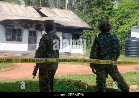 221025 -- MUKONO, 25 ottobre 2022 -- personale di sicurezza guardia la scena dopo un incendio alla Salama School of the Blind di Mukono, Uganda, 25 ottobre 2022. Undici bambini sono stati uccisi martedì in un focolaio di incendio scolastico nel distretto centrale ugandese di Mukono, ha detto la polizia. Una dichiarazione della polizia rilasciata qui dice che il tragico incidente si è verificato alla Salama School of the Blind verso l'una di notte, ora locale. Foto di /Xinhua UGANDA-MUKONO-FIRE-SCHOOL NicholasxKajoba PUBLICATIONxNOTxINxCHN Foto Stock