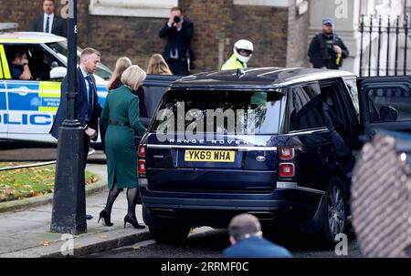 221025 -- LONDRA, 25 ottobre 2022 -- Liz Truss lascia 10 Downing Street dopo aver tenuto un discorso nel suo ultimo giorno in carica come primo ministro britannico a Londra, in Gran Bretagna, 25 ottobre 2022. Rishi Sunak divenne il nuovo primo ministro britannico martedì dopo aver incontrato re Carlo III a Buckingham Palace, dove il monarca gli chiese di formare un governo dopo le dimissioni di Liz Truss. BRITAIN-LONDON-LIZ TRUSS LixYing PUBLICATIONxNOTxINxCHN Foto Stock