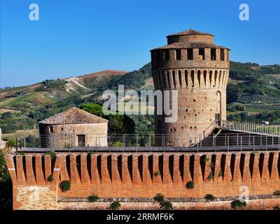 Vista aerea della Manfrediana e della Fortezza veneziana di Brisighella, nota anche come Rocca Manfrediana o Rocca. Brisighella, Ravenna, Italia Foto Stock