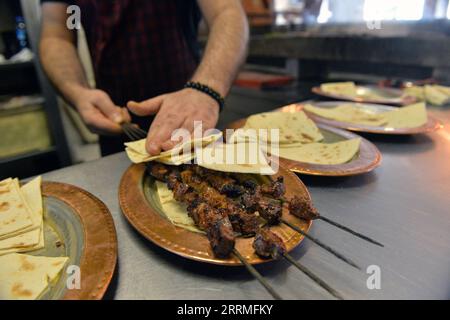 221027 -- ANKARA, 27 ottobre 2022 -- Uno chef prepara pasti kebab in un ristorante di Ankara, Trkiye, il 27 ottobre 2022. Il kebab turco, un'icona della cucina del Medio Oriente, è stato uno dei prelibatezze tradizionali preferiti dalla gente comune di Trkiye. Ma l’aumento dell’inflazione durante l’ultimo anno ha reso l’inflazione fuori portata per molti turchi. PER ANDARE CON caratteristiche: Il kebab diventa lusso per molti turchi in mezzo all'aumento dell'inflazione, costo della vita foto di /Xinhua TRKIYE-ANKARA-INFLATION-KEBAB MustafaxKaya PUBLICATIONxNOTxINxCHN Foto Stock