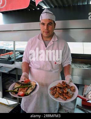 221027 -- ANKARA, 27 ottobre 2022 -- Uno chef prepara pasti kebab in un ristorante di Ankara, Trkiye, il 27 ottobre 2022. Il kebab turco, un'icona della cucina del Medio Oriente, è stato uno dei prelibatezze tradizionali preferiti dalla gente comune di Trkiye. Ma l’aumento dell’inflazione durante l’ultimo anno ha reso l’inflazione fuori portata per molti turchi. PER ANDARE CON caratteristiche: Il kebab diventa lusso per molti turchi in mezzo all'aumento dell'inflazione, costo della vita foto di /Xinhua TRKIYE-ANKARA-INFLATION-KEBAB MustafaxKaya PUBLICATIONxNOTxINxCHN Foto Stock