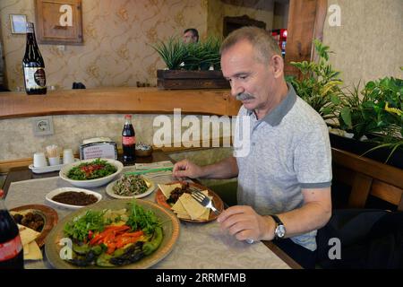 221027 -- ANKARA, 27 ottobre 2022 -- Un uomo ha un pasto kebab in un ristorante ad Ankara, Trkiye, il 27 ottobre 2022. Il kebab turco, un'icona della cucina del Medio Oriente, è stato uno dei prelibatezze tradizionali preferiti dalla gente comune di Trkiye. Ma l’aumento dell’inflazione durante l’ultimo anno ha reso l’inflazione fuori portata per molti turchi. PER ANDARE CON caratteristiche: Il kebab diventa lusso per molti turchi in mezzo all'aumento dell'inflazione, costo della vita foto di /Xinhua TRKIYE-ANKARA-INFLATION-KEBAB MustafaxKaya PUBLICATIONxNOTxINxCHN Foto Stock