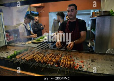 221027 -- ANKARA, 27 ottobre 2022 -- Uno chef cucina il kebab in un ristorante di Ankara, Trkiye, il 27 ottobre 2022. Il kebab turco, un'icona della cucina del Medio Oriente, è stato uno dei prelibatezze tradizionali preferiti dalla gente comune di Trkiye. Ma l’aumento dell’inflazione durante l’ultimo anno ha reso l’inflazione fuori portata per molti turchi. PER ANDARE CON caratteristiche: Il kebab diventa lusso per molti turchi in mezzo all'aumento dell'inflazione, costo della vita foto di /Xinhua TRKIYE-ANKARA-INFLATION-KEBAB MustafaxKaya PUBLICATIONxNOTxINxCHN Foto Stock