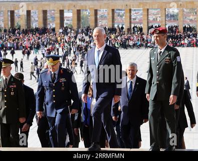 221027 -- ANKARA, 27 ottobre 2022 -- il ministro della difesa israeliano Benny Gantz visita Anitkabir, il mausoleo del fondatore della Repubblica turca Mustafa Kemal Ataturk, ad Ankara, Trkiye, il 27 ottobre 2022. Il ministro della difesa israeliano Benny Gantz ha visitato Trkiye giovedì per il primo incontro tra i due ministri della difesa dei paesi dal 2010 dopo anni di tensioni nei legami bilaterali. Foto di /Xinhua TRKIYE-ANKARA-MINISTRO DELLA DIFESA ISRAELIANO-VISITA MustafaxKaya PUBLICATIONxNOTxINxCHN Foto Stock