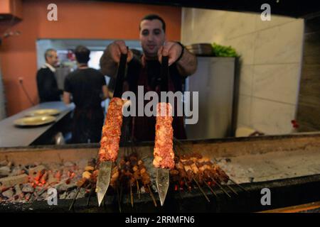 221027 -- ANKARA, 27 ottobre 2022 -- Uno chef cucina il kebab in un ristorante di Ankara, Trkiye, il 27 ottobre 2022. Il kebab turco, un'icona della cucina del Medio Oriente, è stato uno dei prelibatezze tradizionali preferiti dalla gente comune di Trkiye. Ma l’aumento dell’inflazione durante l’ultimo anno ha reso l’inflazione fuori portata per molti turchi. PER ANDARE CON caratteristiche: Il kebab diventa lusso per molti turchi in mezzo all'aumento dell'inflazione, costo della vita foto di /Xinhua TRKIYE-ANKARA-INFLATION-KEBAB MustafaxKaya PUBLICATIONxNOTxINxCHN Foto Stock