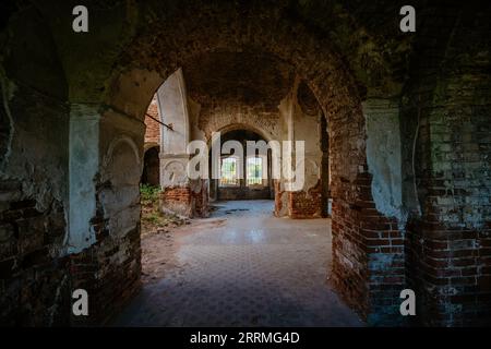 Grande e antico corridoio a volta con chiesa abbandonata, castello ecc. Foto Stock