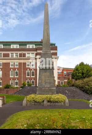 Statue commemorative di eroi locali al castello di Nottingham, Regno Unito. Foto Stock