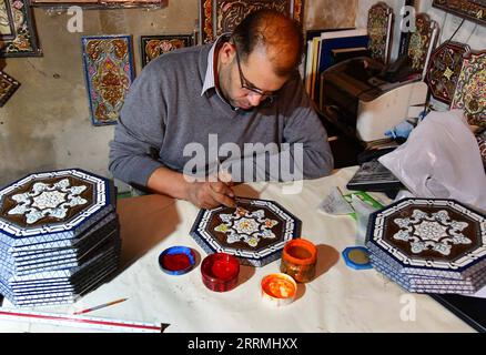 221101 -- DAMASCO, 1 novembre 2022 -- Un artigiano siriano crea colorate pareti e soffitti siriani noti come pittura Damascene o Ajami in un laboratorio a Damasco, Siria, 31 ottobre 2022. Ajami è un artigianato tradizionale utilizzato per la decorazione interna di vecchie case in Siria foto di /Xinhua SIRIA-DAMASCO-DAMASCENE DIPINTO AmmarxSafarjalani PUBLICATIONxNOTxINxCHN Foto Stock