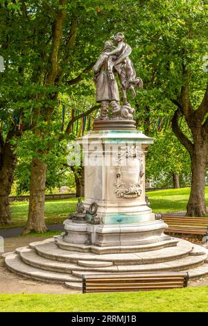 Statue commemorative di eroi locali al castello di Nottingham, Regno Unito. Foto Stock