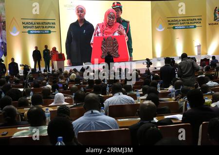 221101 -- dar es SALAAM, 1 novembre 2022 -- il presidente tanzaniano Samia Suluhu Hassan al podio parla durante la prima Conferenza di cucina pulita a Dar es Salaam, Tanzania, il 1 novembre 2022. Hassan martedì ha ordinato alle autorità di formare una task force nazionale di esperti che elaborerà una tabella di marcia per promuovere l'uso dell'energia pulita per la cucina. Foto di /Xinhua TANZANIA-dar es SALAAM-CLEAN ENERGY-COOKING HermanxEmmanuel PUBLICATIONxNOTxINxCHN Foto Stock