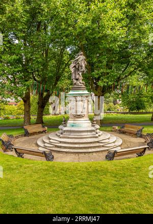 Statue commemorative di eroi locali al castello di Nottingham, Regno Unito. Foto Stock