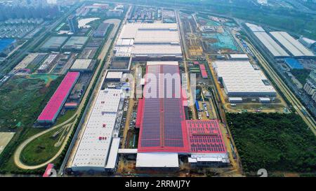 221101 -- PECHINO, 1 novembre 2022 -- questa foto aerea scattata il 4 luglio 2022 mostra l'impianto a matrice di azionamento elettrico modulare Volkswagen Anhui MEB in costruzione nell'area di Hefei della zona pilota di libero scambio FTZ nella provincia di Anhui della Cina orientale. Titoli: La cooperazione sino-tedesca avvantaggia tutti i potenziali beneficiari Xinhua PUBLICATIONxNOTxINxCHN Foto Stock