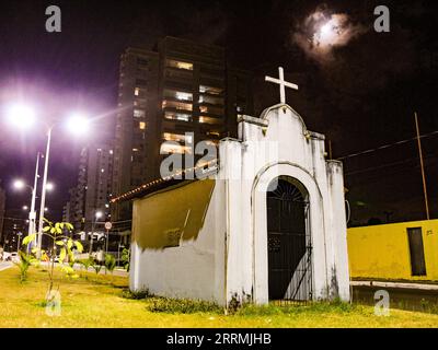 La piccola cappella di São Pedro, nel quartiere di Ponta D'areia, città di São Luís, Maranhão, Brasile nordorientale, Sud America Foto Stock