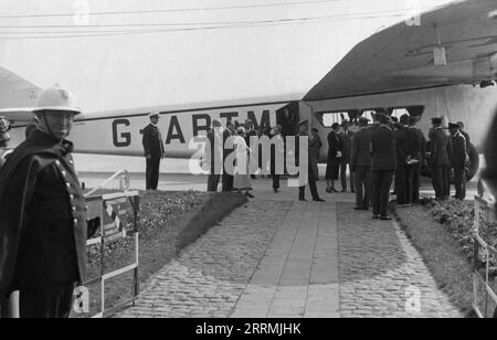 Bruxelles. c.1933 – Re Alberto i e Regina Elisabetta del Belgio e Duca e Duchessa di Brabante sbarcano l'aereo di linea britannico Armstrong Whitworth AW.15 Atalanta “Aurora” (G-ABTM) della Imperial Airways dopo aver completato un volo da Bruxelles ad Anversa e ritorno il 9 giugno 1933. Intorno all'aereo ci sono un gruppo di VIP e personale della Imperial Airways. Foto Stock