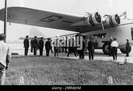 Bruxelles. c.1933 – Re Alberto i e Regina Elisabetta del Belgio e Duca e Duchessa di Brabante sbarcano l'aereo di linea britannico Armstrong Whitworth AW.15 Atalanta "Aurora" (G-ABTM) dell'Imperial Airways, dopo aver completato un volo da Bruxelles ad Anversa e ritorno il 9 giugno 1933. Intorno all'aereo ci sono un gruppo di VIP e personale della Imperial Airways. Foto Stock