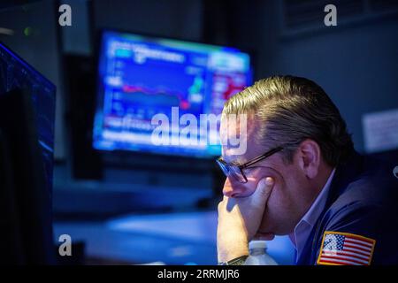 221103 -- NEW YORK, 3 novembre 2022 -- Un trader lavora al piano della Borsa di New York NYSE a New York, negli Stati Uniti, il 2 novembre 2022. Mercoledì le azioni statunitensi sono diminuite bruscamente, mentre le ultime osservazioni del presidente della Federal Reserve Jerome Powell sono state respinte dall'idea di un perno politico nel prossimo futuro. La media industriale di Dow Jones è scesa di 505,44 punti, o del 1,55%, a 32.147.76. La S&P 500 è diminuita di 96,41 punti, o del 2,50%, a 3.759,69. Il Nasdaq Composite Index ha portato 366,05 punti, o 3,36%, a 10.524.80. Foto di /Xinhua U.S.-NEW YORK-BORSA-FALL Michaelx Foto Stock