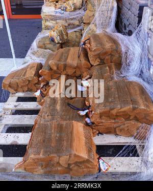 221103 -- BERLINO, 3 novembre 2022 -- legna da ardere è visibile sullo scaffale di un supermercato di materiali da costruzione a Berlino, capitale della Germania, 2 novembre 2022. In risposta all'aumento dei prezzi dell'energia, alcuni residenti di Berlino hanno iniziato a immagazzinare legna da ardere per il prossimo inverno. GERMANIA-BERLINO-INVERNO-LEGNA DA ARDERE RenxPengfei PUBLICATIONxNOTxINxCHN Foto Stock