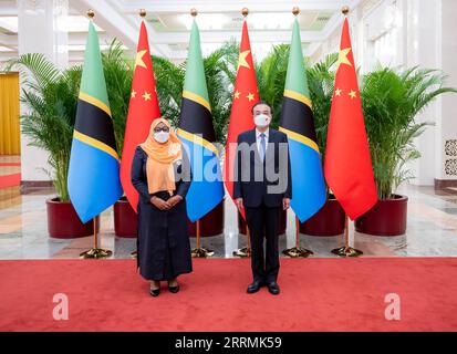 221103 -- PECHINO, 3 novembre 2022 -- il Premier cinese li Keqiang incontra il presidente tanzaniano Samia Suluhu Hassan nella grande sala del popolo di Pechino, capitale della Cina, 3 novembre 2022. CHINA-BEIJING-LI KEQIANG-TANZANIA-PRESIDENTE-RIUNIONE CN ZHAIXJIANLAN PUBLICATIONXNOTXINXCHN Foto Stock