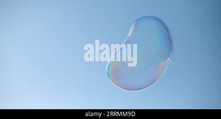 Bubble of Reflection: Contro il cielo azzurro Foto Stock