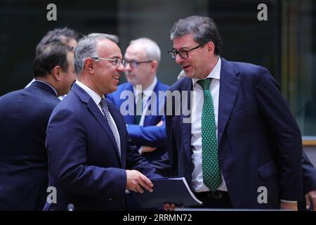 221108 -- BRUXELLES, 8 novembre 2022 -- il ministro greco delle finanze Christos Staikouras L parla con il ministro italiano dell'economia e delle finanze Giancarlo Giorgetti prima della riunione dell'Eurogruppo a Bruxelles, Belgio, 7 novembre 2022. I ministri delle Finanze, in rappresentanza della zona euro a 19 paesi, si sono riuniti lunedì a Bruxelles per discutere lo sviluppo economico della zona euro, nonché le misure di bilancio per mitigare l'impatto degli elevati prezzi dell'energia. BELGIO-BRUXELLES-RIUNIONE DELL'EUROGRUPPO ZhengxHuansong PUBLICATIONxNOTxINxCHN Foto Stock