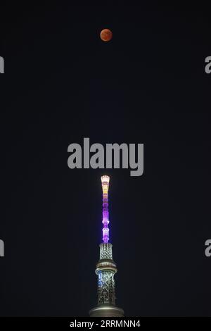 221109 -- TOKYO, 9 novembre 2022 -- questa foto scattata l'8 novembre 2022 mostra la luna durante un'eclissi lunare totale e il Tokyo Sky Tree a Tokyo, in Giappone. Foto di /Xinhua JAPAN-TOKYO-LUNAR ECLIPSE WuxMin PUBLICATIONxNOTxINxCHN Foto Stock