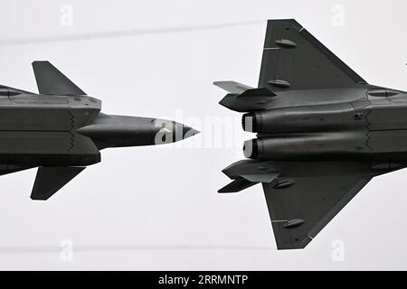 221109 -- GUANGZHOU, 9 novembre 2022 -- i caccia stealth J-20 volano in formazione alla 14a China International Aviation and Aerospace Exhibition a Zhuhai, nella provincia del Guangdong, nel sud della Cina, 8 novembre 2022. Foto di /Xinhua CHINA-GUANGDONG-ZHUHAI-AIRSHOW CN YuxHongchun PUBLICATIONxNOTxINxCHN Foto Stock