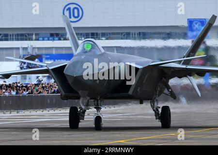 221109 -- GUANGZHOU, 9 novembre 2022 -- Un jet da caccia stealth J-20 è stato visto alla 14a China International Aviation and Aerospace Exhibition a Zhuhai, nella provincia del Guangdong, nel sud della Cina, 8 novembre 2022. Foto di /Xinhua CHINA-GUANGDONG-ZHUHAI-AIRSHOW CN YuxHongchun PUBLICATIONxNOTxINxCHN Foto Stock