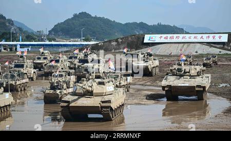 221109 -- ZHUHAI, 9 novembre 2022 -- questa foto scattata il 9 novembre 2022 mostra le presentazioni dinamiche delle attrezzature a terra durante la 14a China International Aviation and Aerospace Exhibition, o Airshow China, a Zhuhai, nella provincia del Guangdong nel sud della Cina. CHINA-GUANGDONG-ZHUHAI-AIRSHOW-GROUND EQUIPMENT CN DENGXHUA PUBLICATIONXNOTXINXCHN Foto Stock