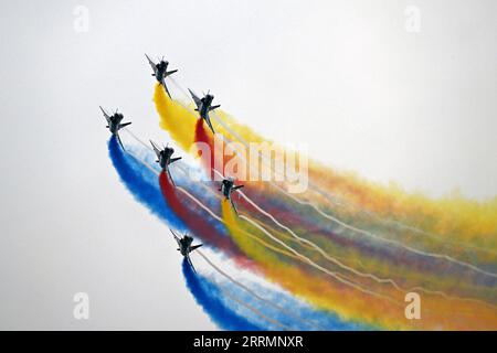 221109 -- GUANGZHOU, 9 novembre 2022 -- Aircraft of China S Bayi Aerobatic Team si esibiscono alla 14a China International Aviation and Aerospace Exhibition a Zhuhai, nella provincia del Guangdong, nel sud della Cina, 8 novembre 2022. Foto di /Xinhua CHINA-GUANGDONG-ZHUHAI-AIRSHOW CN YuxHongchun PUBLICATIONxNOTxINxCHN Foto Stock