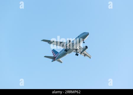 American Airlines Airbus A320 vola in volo in avvicinamento all'aeroporto Logan di Boston Foto Stock