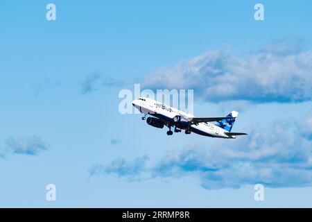 Jet Blue Airbus A320 vola in volo dopo il decollo all'aeroporto Logan di Boston Foto Stock