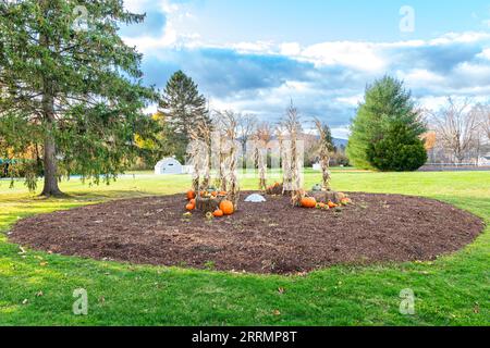 Toppa decorativa di zucca di Halloween per l'autunno, con pile di mais e balle di fieno in una soleggiata giornata autunnale nel Vermont, USA Foto Stock