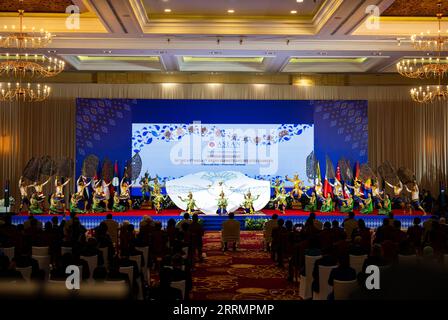 221111 -- PHNOM PENH, 11 novembre 2022 -- gli artisti si esibiscono alla cerimonia di apertura del 40° e 41° summit ASEAN e dei Vertici correlati a Phnom Penh, Cambogia, 11 novembre 2022. Il 40° e il 41° vertice ASEAN e i relativi vertici hanno avuto inizio venerdì nella capitale della Cambogia, con particolare attenzione, tra l’altro, al continuo processo di costruzione della comunità, alla ripresa post-pandemia di COVID-19 e alle sfide in materia di sicurezza regionali e globali. CAMBOGIA-PHNOM PENH-ASEAN-VERTICI-APERTURA ZHUXWEI PUBLICATIONXNOTXINXCHN Foto Stock