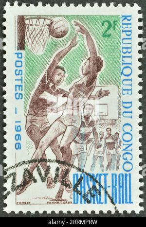 Francobollo annullato stampato da Congo, che riporta Basketball, circa 1966. Foto Stock