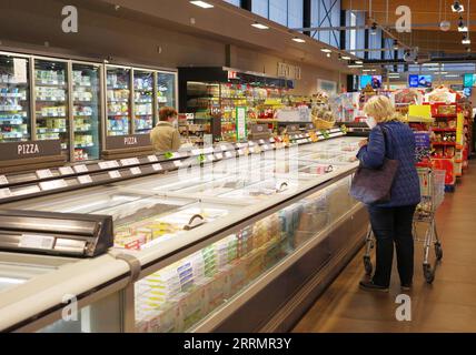 221111 -- BERLINO, 11 novembre 2022 -- i consumatori acquistano in un supermercato a Berlino, capitale della Germania, 11 novembre 2022. Secondo i dati ufficiali, l'inflazione in Germania, la più grande economia europea, è in aumento e ha raggiunto il 10,4% in ottobre. GERMANIA-BERLINO-INFLAZIONE RenxPengfei PUBLICATIONxNOTxINxCHN Foto Stock