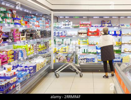 221111 -- BERLINO, 11 novembre 2022 -- Un negozio di consumo in un supermercato di Berlino, capitale della Germania, 11 novembre 2022. Secondo i dati ufficiali, l'inflazione in Germania, la più grande economia europea, è in aumento e ha raggiunto il 10,4% in ottobre. GERMANIA-BERLINO-INFLAZIONE RenxPengfei PUBLICATIONxNOTxINxCHN Foto Stock