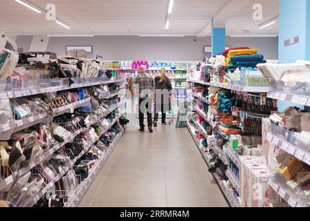 221111 -- BERLINO, 11 novembre 2022 -- i consumatori acquistano in un supermercato a Berlino, capitale della Germania, 28 ottobre 2022. Secondo i dati ufficiali, l'inflazione in Germania, la più grande economia europea, è in aumento e ha raggiunto il 10,4% in ottobre. GERMANIA-BERLINO-INFLAZIONE RenxPengfei PUBLICATIONxNOTxINxCHN Foto Stock