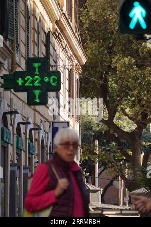 221112 -- ROMA, 12 novembre 2022 -- questa foto scattata l'11 novembre 2022 mostra un termometro che mostra la temperatura in tempo reale di 22 gradi Celsius a Roma, Italia. Grandi aree del nord Italia hanno vissuto quest'anno il più caldo ottobre da quando sono iniziati i record nel 1800, ha detto martedì il Consiglio Nazionale delle ricerche dell'Italia. ITALIA-ROMA-AUTUNNO-ALTA TEMPERATURA JinxMamengni PUBLICATIONxNOTxINxCHN Foto Stock