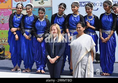 Nuova Delhi, India. 8 settembre 2023. Il primo ministro italiano Giorgia Meloni (C, L) viene salutato al suo arrivo in aeroporto alla vigilia del vertice del G20 di due giorni a nuova Delhi venerdì 8 settembre 2023. Foto di G20 India/ credito: UPI/Alamy Live News Foto Stock