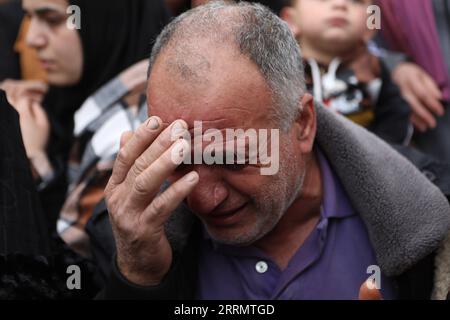 221115 -- HEBRON, 15 novembre 2022 -- Un pianto piange durante il funerale di una donna palestinese uccisa dai soldati israeliani nel villaggio di Beit Awa vicino alla città di Hebron, 15 novembre 2022. Una donna palestinese è stata uccisa e un giovane è stato arrestato dopo essere stato ferito da soldati israeliani nella città di Beitunia, vicino alla città di Ramallah in Cisgiordania, lunedì, hanno detto medici e testimoni oculari. Foto di /Xinhua MIDEAST-HEBRON-FUNERALE MamounxWazwaz PUBLICATIONxNOTxINxCHN Foto Stock