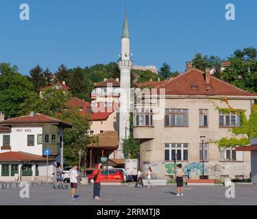 Proprietà storiche, un minareto e il famoso ristorante Inat Kuca nella città di Sarajevo, Bosnia ed Erzegovina, 8 settembre 2023 Foto Stock