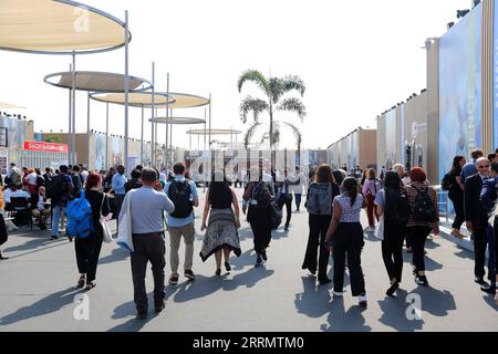 221116 -- SHARM EL-SHEIKH, 16 novembre 2022 -- i partecipanti camminano presso la sede della 27a sessione della Conferenza delle parti COP27 della Convenzione quadro delle Nazioni Unite sui cambiamenti climatici a Sharm El-Sheikh, Egitto, 15 novembre 2022. EGYPT-SHARM EL-SHEIKH-COP27 SuixXiankai PUBLICATIONxNOTxINxCHN Foto Stock