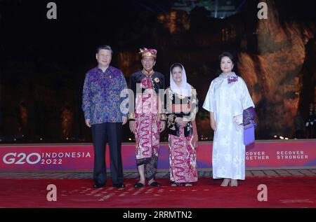 221115 -- BALI, 15 novembre 2022 -- il presidente cinese Xi Jinping e sua moglie Peng Liyuan posano per una foto di gruppo con il presidente indonesiano Joko Widodo e sua moglie Iriana Joko Widodo prima della cena di benvenuto durante il summit del gruppo del 20 G20 Bali a Bali, Indonesia, 15 novembre 2022. INDONESIA-BALI-XI JINPING-G20 SUMMIT-CENA DI BENVENUTO JUXPENG PUBLICATIONXNOTXINXCHN Foto Stock