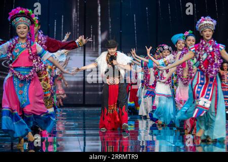 221116 -- KUNMING, 16 novembre 2022 -- gli animatori si esibiscono durante la cerimonia di apertura di un festival di abbigliamento etnico tenutosi a Kunming, nella provincia dello Yunnan, nella Cina sud-occidentale, 15 novembre 2022. Creazioni di diversi gruppi etnici dello Yunnan saranno presentate durante il festival dell'abbigliamento etnico. CHINA-YUNNAN-KUNMING-ETHNIC CLOTHING FESTIVAL CN CHENXXINBO PUBLICATIONXNOTXINXCHN Foto Stock